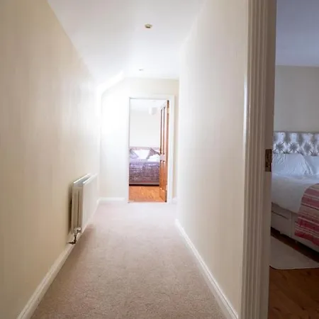 Townhouse Дом отдыха Каслбар